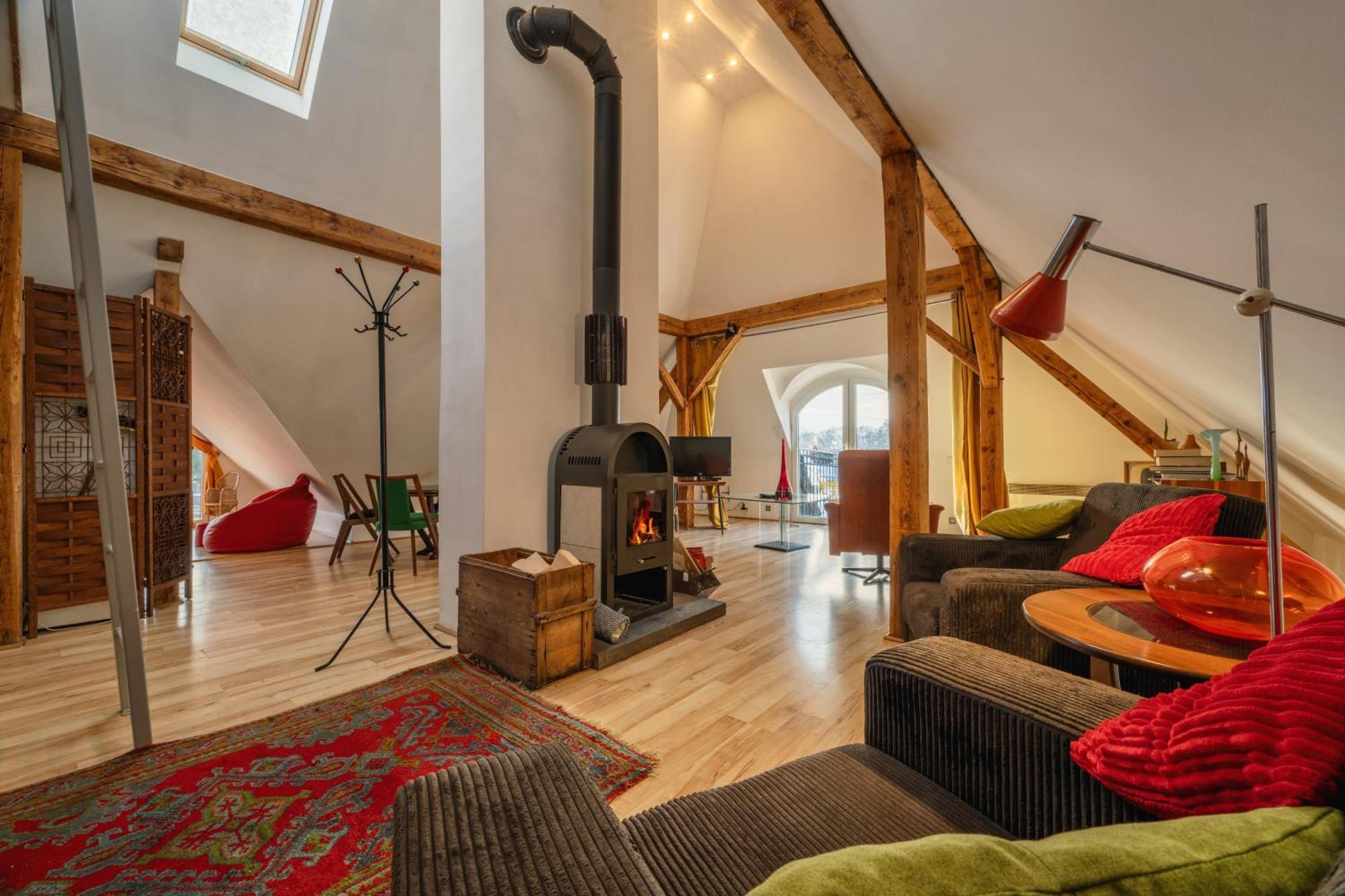 Skyview Mountain Views Apartment